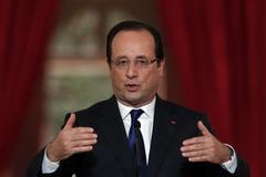 Merkel, Hollande at Odds Over Path to Growth